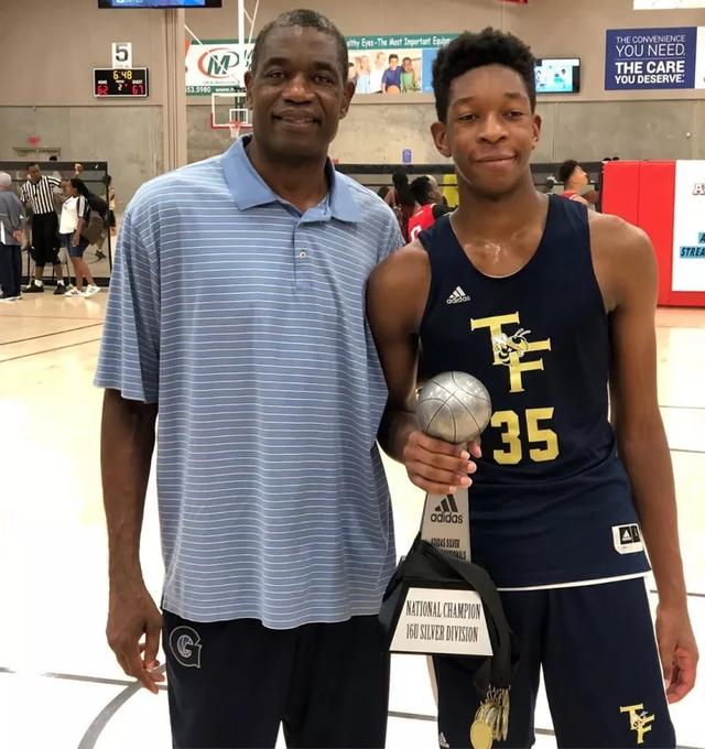 穆托姆博庆祝儿子夺冠,16岁身高超过2米10,单场25分15板5盖帽