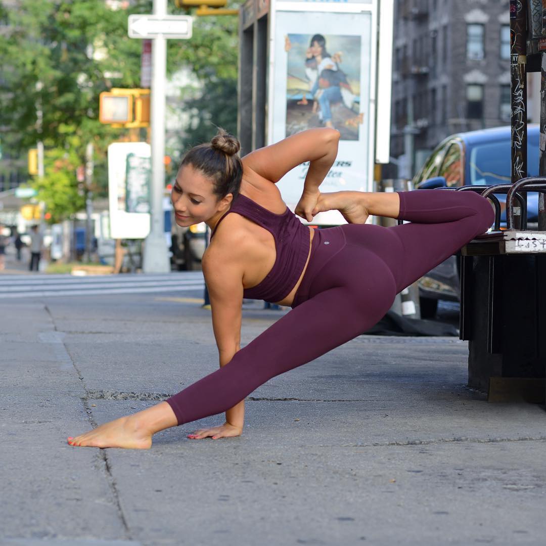 sara legge泰英混血,身材高挑穿衣时尚,一颦一笑都充满性感