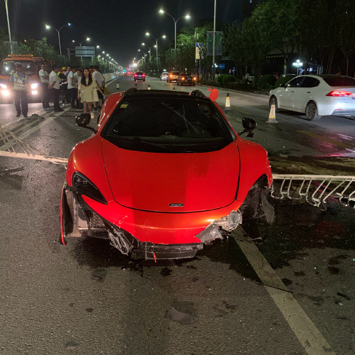 王乐乐出车祸,女友秒换微博置顶,看清内容后,网友:心疼王乐乐