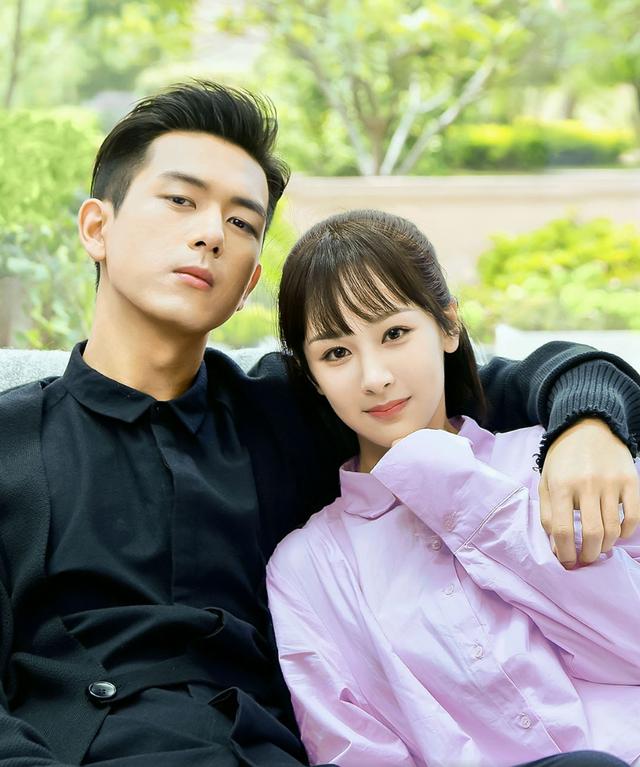 韩商言为求和彻夜蹲守佟年家两人复合后首次亲昵还被佟父撞见