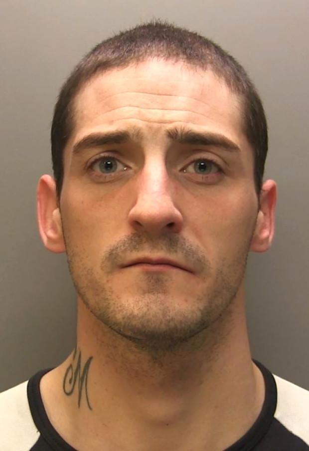 9周大婴儿遭英国帅哥猛烈摇动,2视网膜被摇脱,眼睛脑干摇出血