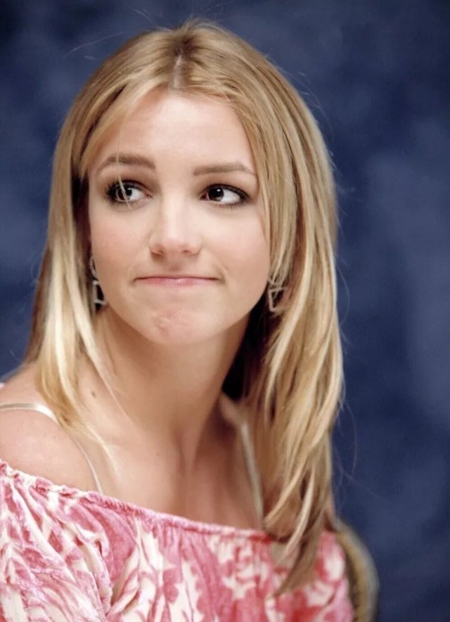 布兰妮美国流行音乐天后,荧光橘紧身长裙配高跟鞋,性感又活泼