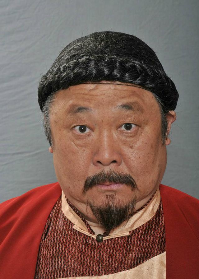 他光演"周伯通"就演了四次,以演配角出名,现已71岁过退休生活