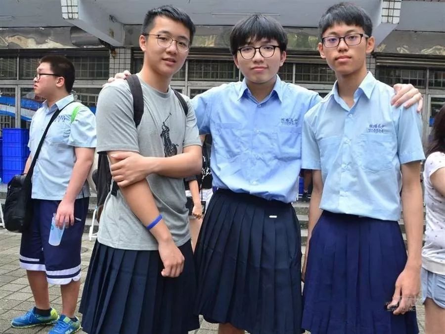 台湾高中搞"男裙周":男生可以穿裙子上学