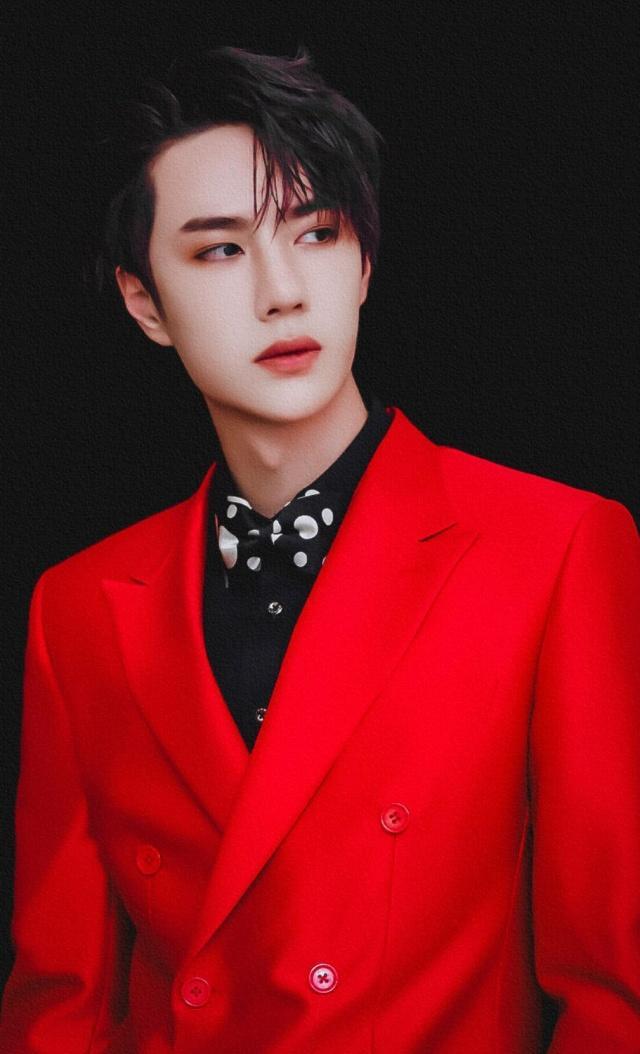 王一博好绝一男的,穿大红西装都如此高冷霸气,现实版蓝二哥哥?