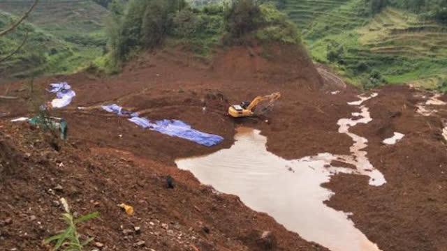 视频：六盘水山体滑坡6人遇难 大型救援设备入场