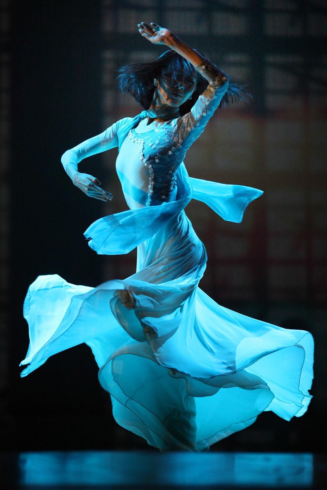 拿奖到手软,在《街舞2》帮跳躺着都是戏,看女神朱洁静进阶之路