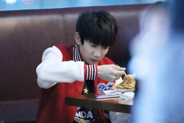 明星吃面条:王源边吃边看手机,看到最后一位足够你笑一年!