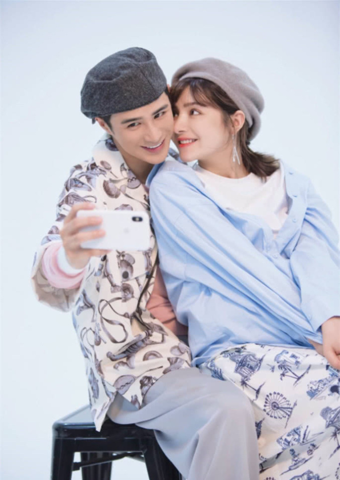 麦迪娜挺孕肚与老公合体拍大片,姜潮贴心帮小麦穿鞋超甜蜜