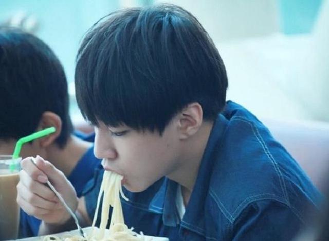 明星吃面条:王源边吃边看手机,看到最后一位足够你笑一年!