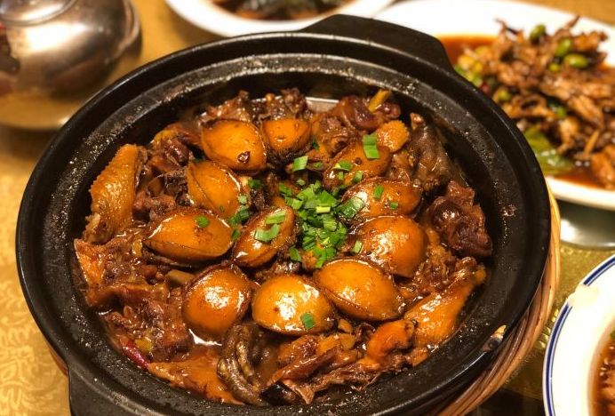 鲍鱼烧鸡是店里最有名的一道,好多人不远千里就为了来他们家吃这一道