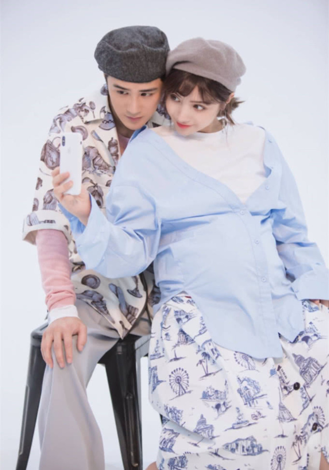 麦迪娜挺孕肚与老公合体拍大片,姜潮贴心帮小麦穿鞋超甜蜜