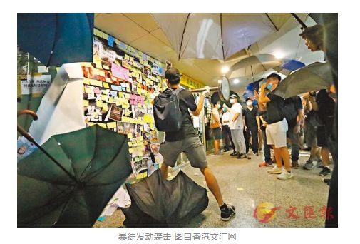 香港大公报称，有路人拍摄这一过程时还遭到这些黑衣人的袭击和殴打。
