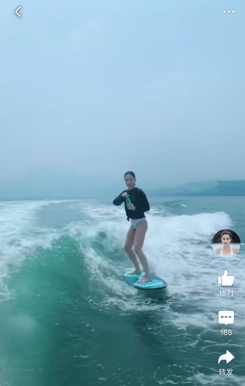 何超莲冲浪展露好身材还不忘宣传环保理念不是明星胜似明星