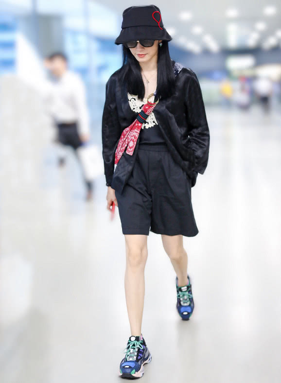 姚晨全黑造型潇洒随性,黑色短裤走运动休闲风,细长美腿抢镜!