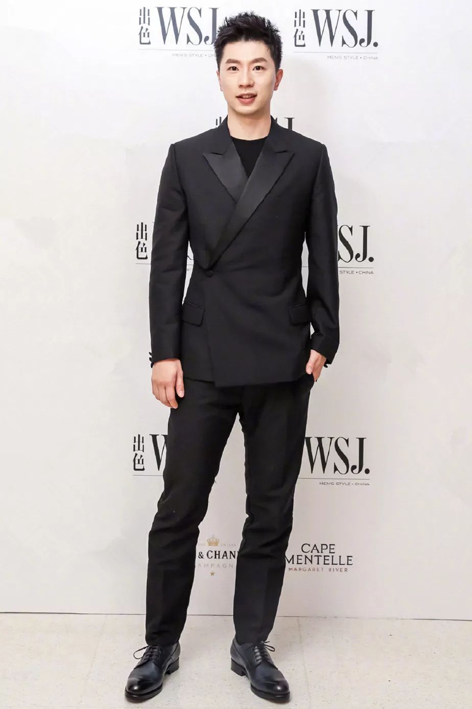 派对晚宴何穗雎晓雯同穿黑裙风格迥异,马龙一身黑西装风度翩翩