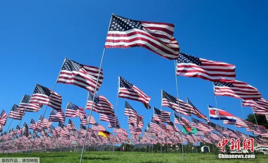 当地时间2018年9月10日，游客在美国加利福尼亚马里布佩珀丁大学参观“国旗飘扬”展览。该展览每年举行，其展出的2997面国旗是为了纪念2001年9月11日“911”恐怖袭击的受害者。