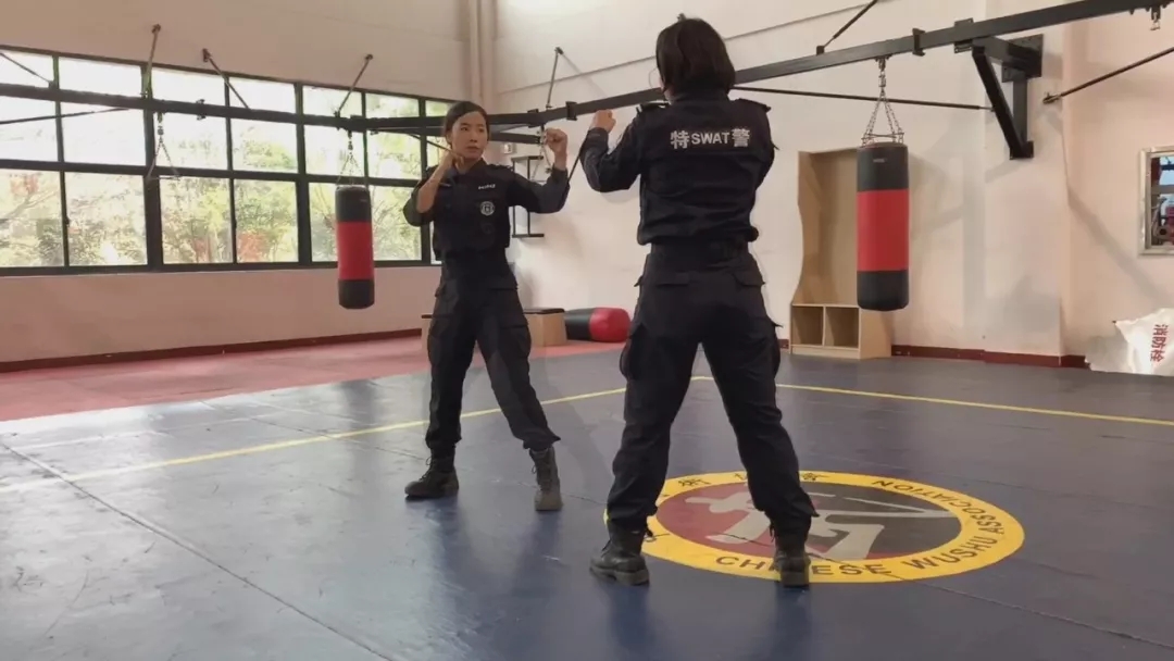 揭秘女子特警队——"尖刀力量"|刘亚男_新浪新闻