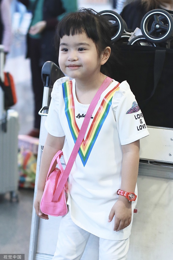 表情包又有新素材!包贝尔女儿饺子站行李车忙搞怪