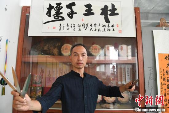 广西"壮王手标"技艺传承人展示古狼兵绝技