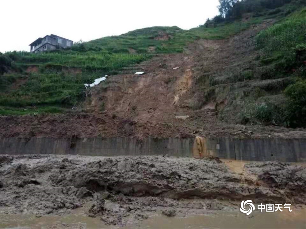 24日凌晨5时左右,金平县永平村委会旧寨村因暴雨发生山体滑坡自然灾害