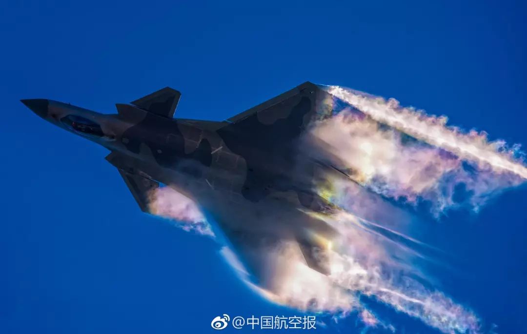 点击查看大图 时代变了,机型变了,唯有使命不变 图源:中国航空报