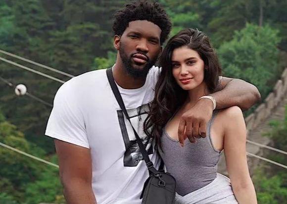 恩比德捡到宝了,女友颜值顶尖身材爆表