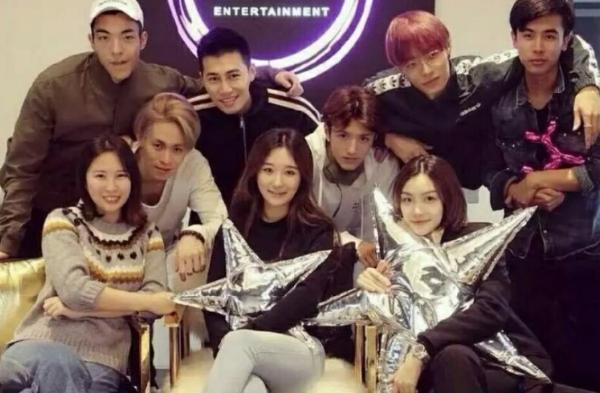 坤音娱乐的美女老板秦周懿回应卜凡解约事件oner或重组