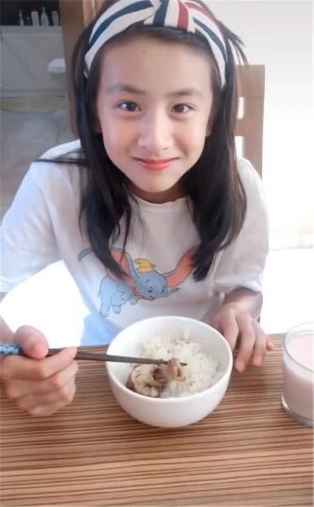 田亮叶一茜女儿近照曝光 长大了的森碟认真吃饭笑容甜