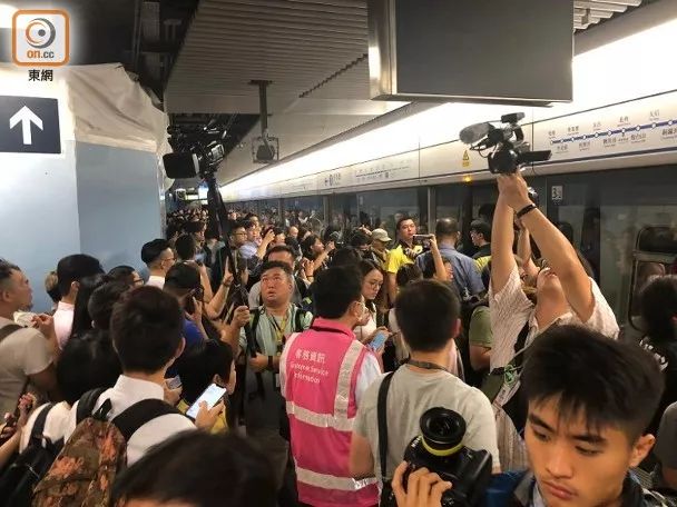 香港地铁事件:香港闹事者又出损招:上班高峰期恶意堵地铁 站台挤满乘客 图源:香港东网