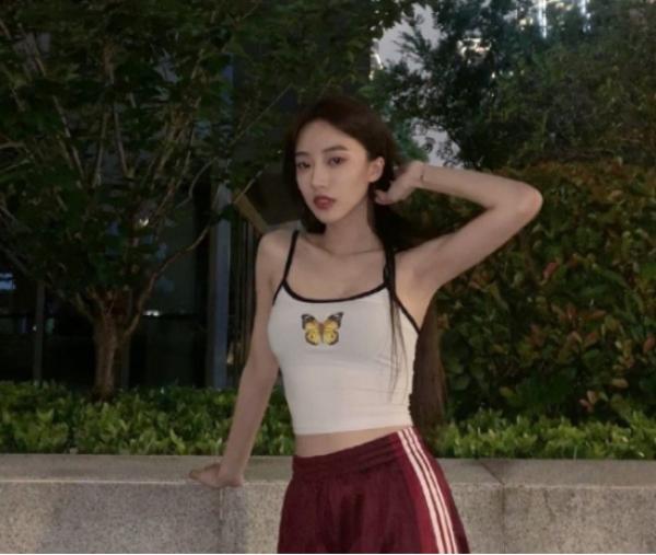 斗鱼小苏菲小蛮腰配大长腿,这么帅气不做男孩子可惜了