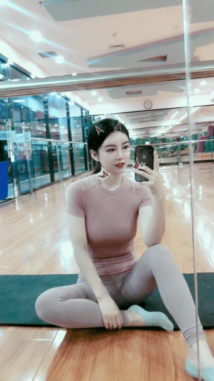 穿着紧身裤自拍的美女高颜值好身材别有一番风情