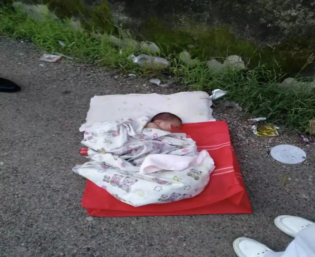 这名弃婴宝宝是在沙边某个工厂旁边被市民发现的,热心的市民随后报警