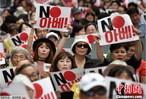 韩国抵制日货:啤酒卖百万韩元 取消旅日可换大米 资料图:日韩双方贸易谈判停滞不前,韩国民众群情激愤。
