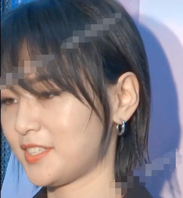 杨幂周笔畅同框,镜头拉近,一个双下巴明显