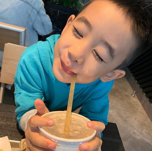 应采儿晒儿子与海豚亲密接触,追逐嬉戏,jasper笑容好治愈