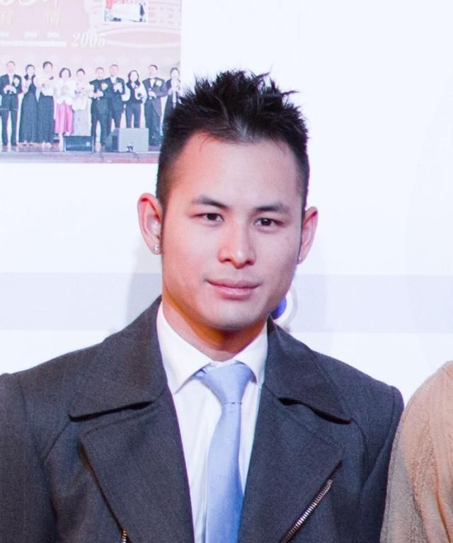 英皇太子爷杨政龙恋情曝光新女友主动搂脖子街头亲吻