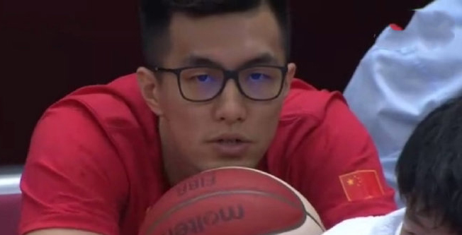 胜非洲劲敌郭艾伦脚裹冰袋戴眼镜看比赛易建联替补席有说有笑