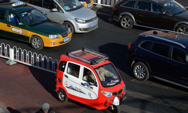 老年代步车的灰色地带:全国300万"三无车",安全性能无保障