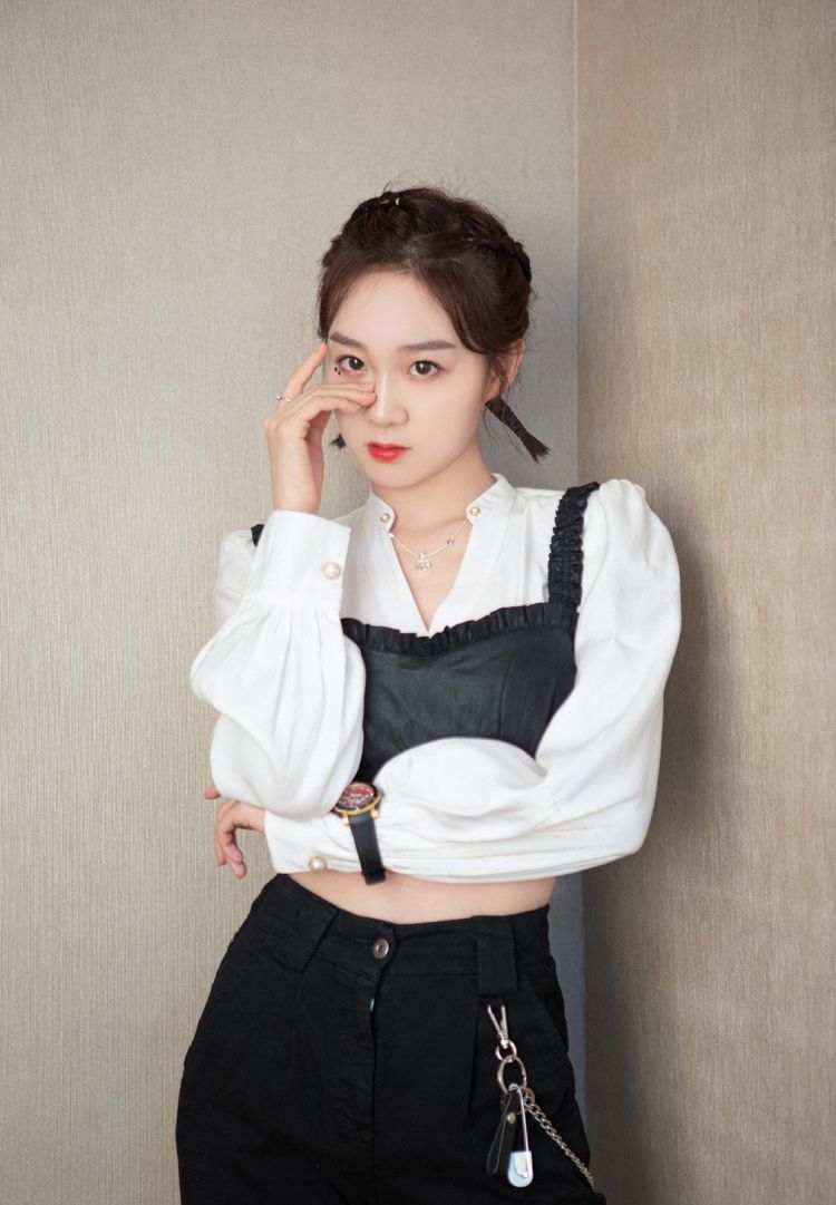 参加《创造101》差1名没成团,穿露腰装扎小辫,秒变帅气少女