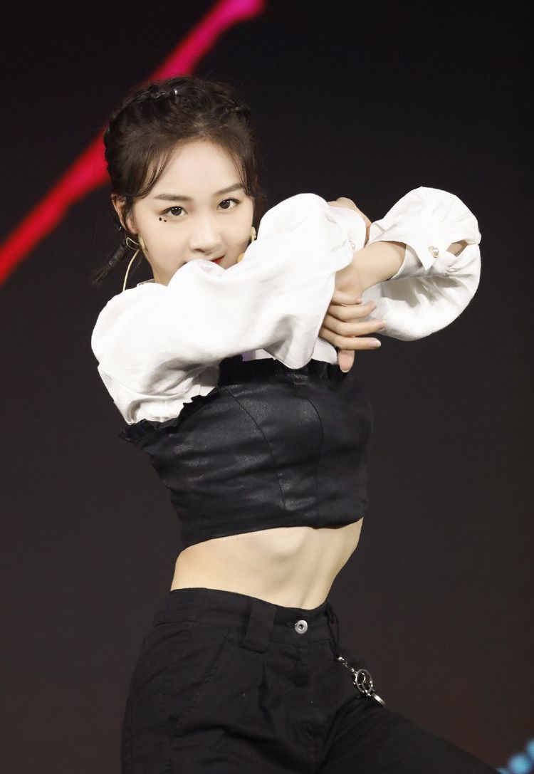 参加《创造101》差1名没成团,穿露腰装扎小辫,秒变帅气少女