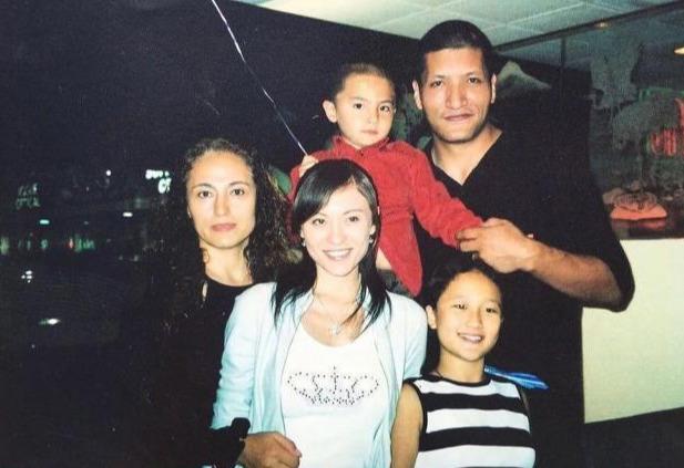 他们举家搬到了美国生活,明德带着女儿入了美国国籍,而巴特尔却保留了