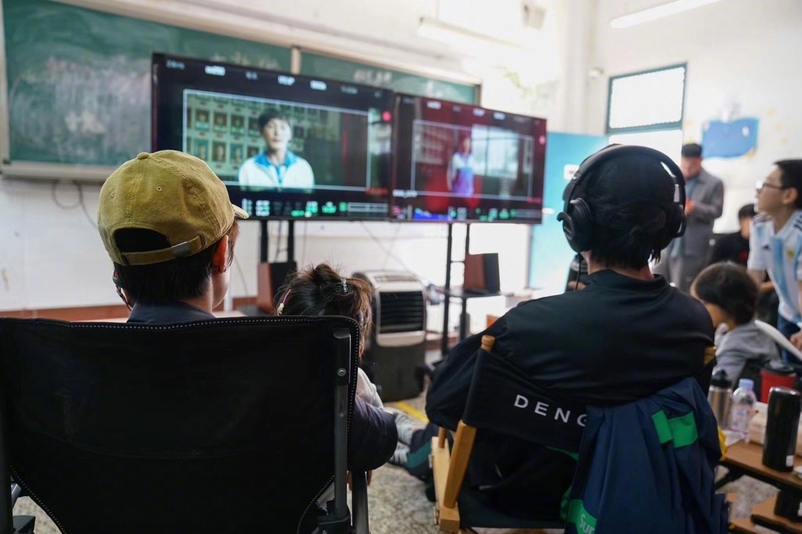 孙俪带娃探班太甜,邓超骑自行车遛娃好温馨,等等小花片场玩得欢