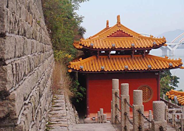 除了古井城墙,杨受成父亲出资重建的北阁佛灯