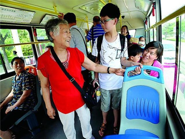 公交车上女儿给老人让座妈妈愤怒阻止全车人支持妈妈