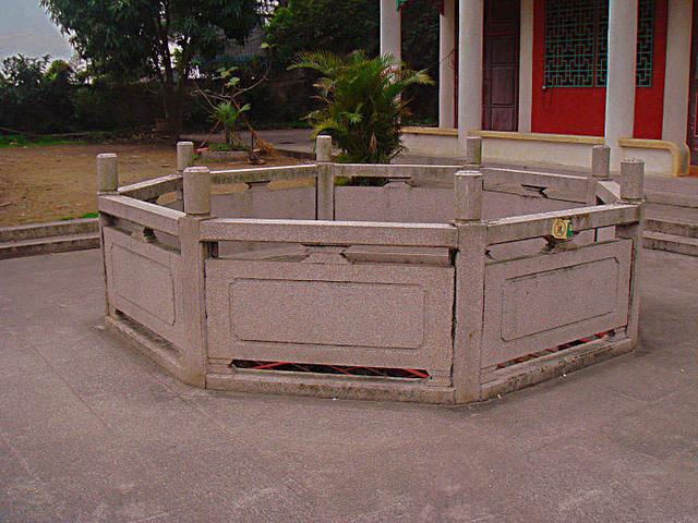 除了古井城墙,杨受成父亲出资重建的北阁佛灯