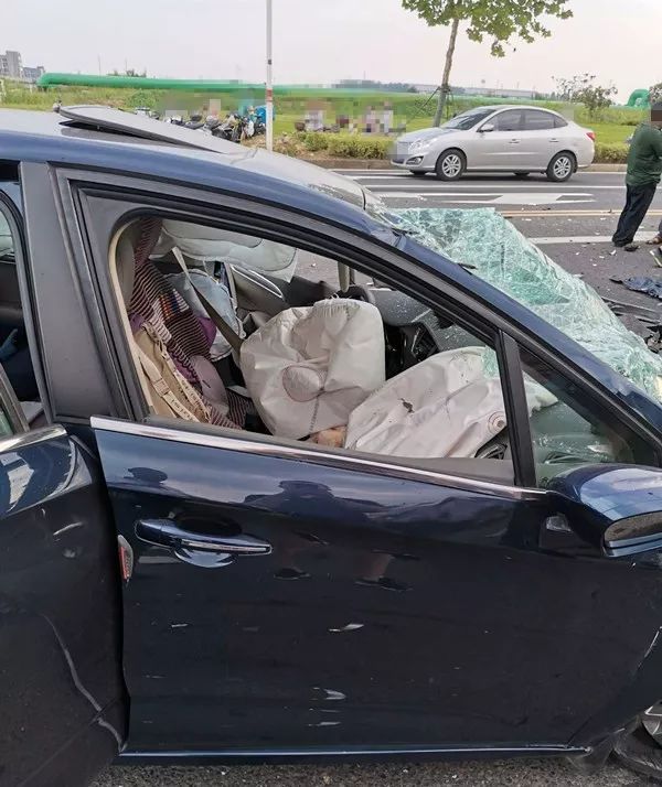 车头粉碎!常州金坛华城路发生一起车祸!