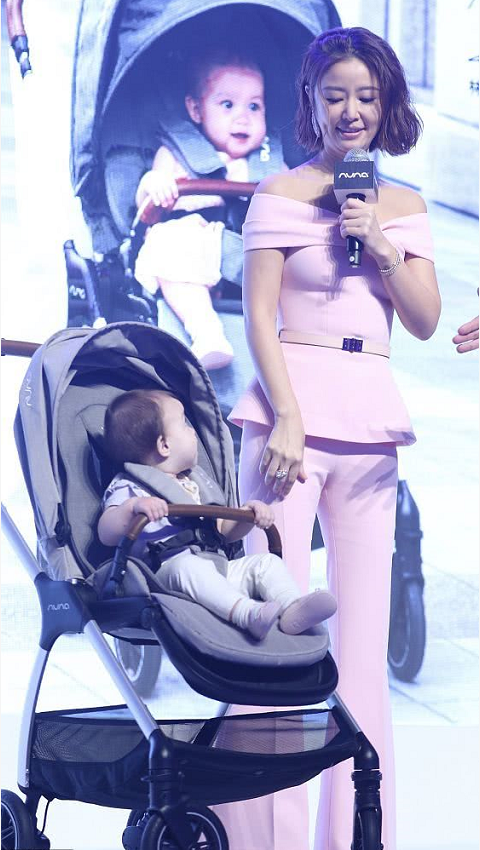 林心如粉色束腰装破二胎传言,双下巴现婚后幸福肥