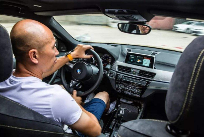 为啥老司机开车座椅可劲往后调?这样不会疲劳驾驶?终于听到实话