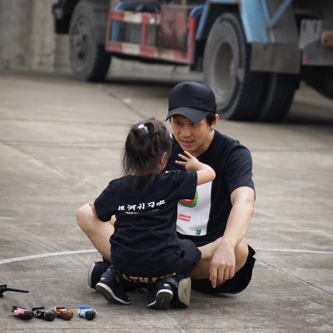 孙俪带娃探班太甜,邓超骑自行车遛娃好温馨,等等小花片场玩得欢